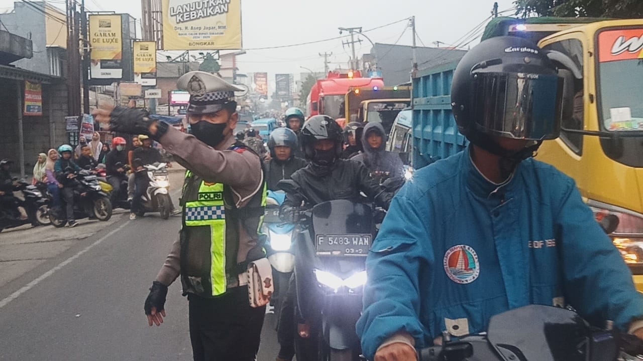 Antisipasi Kemacetan Pagi, Unit Lantas Polsek Sukalarang Melaksanakan Gatur Lalin Saat Jam Masuk Karyawan