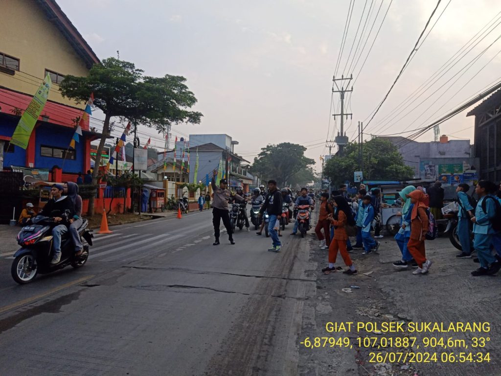 Wujud Kepedulian, Polisi Bantu Anak-Anak Sekolah Menyeberang Jalan