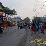 Wujud Kepedulian, Polisi Bantu Anak-Anak Sekolah Menyeberang Jalan