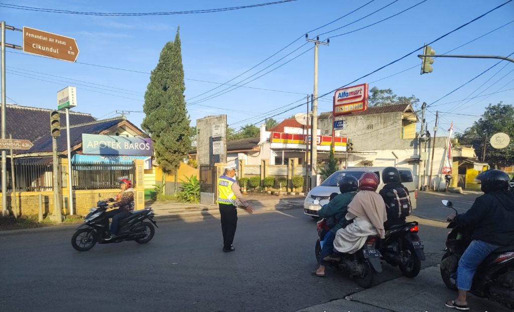 Giat pagi Polsek Baros. Kapolsek Baros terjun layani warganya gatur pagi