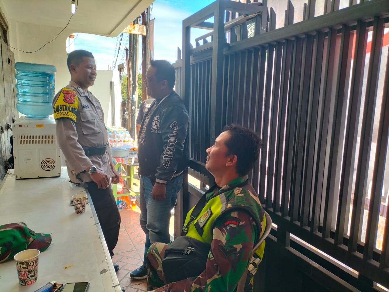 Sinergitas TNI-POLRI Bhabinkamtibmas bersama Babinsa Kelurahan Tipar Sambangi Tokoh Masyarakat.