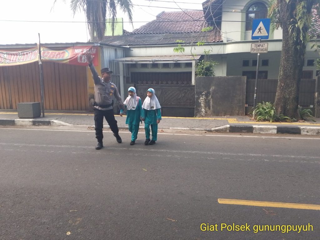 Polsek Gunungpuyuh rutin laksanakan Gatur Pagi, Agar Terciptanya Kamseltibcar Lantas dipagi hari diwilayah hukum Polsek Gunungpuyuh