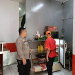 Patroli Sambang Bhabinkamtibmas Pasirhalang untuk Menjaga Kebersihan dan Keamanan Lingkungan