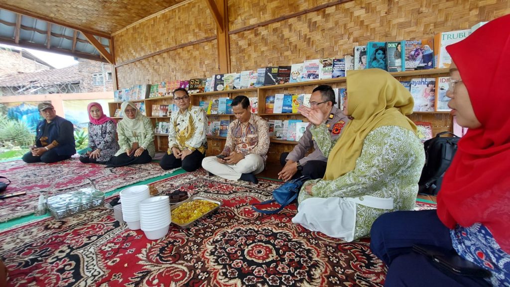 Panit Binmas dan Bhabinkamtibmas Monitoring Giat Penilaian Posyandu