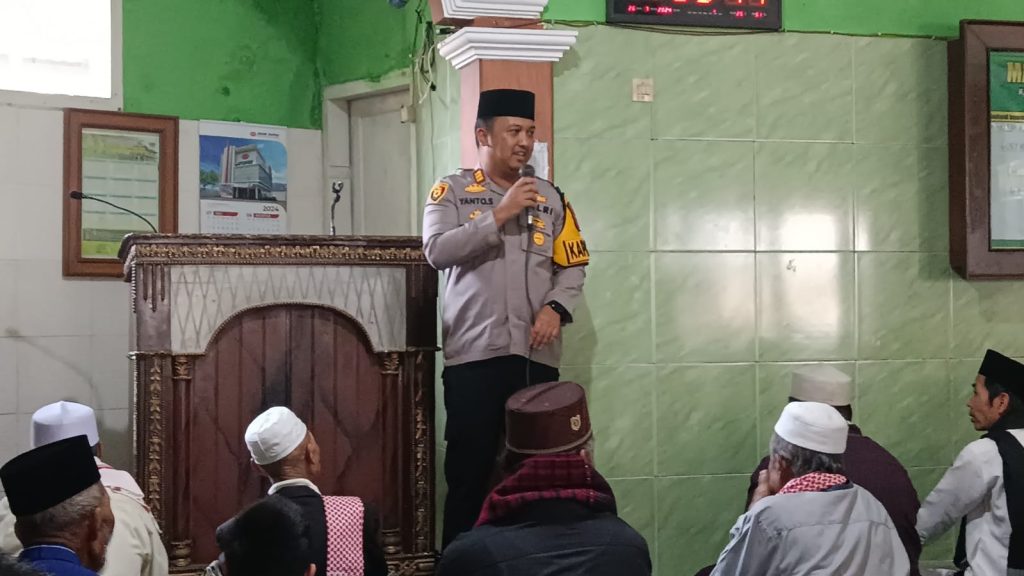 Jalin silaturahmi dengan warga,Kapolsek Cisaat melaksnakan salat Jum’at Keliling