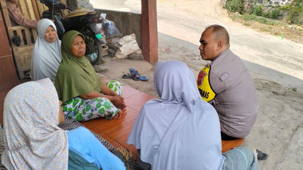 Melalui Sambang Bhabinkamtibmas Polsek Cireunghas Sampaikan Himbauan Dan Pesan Kamtibmas Kepada Ibu-ibu di Wilayah Binaan