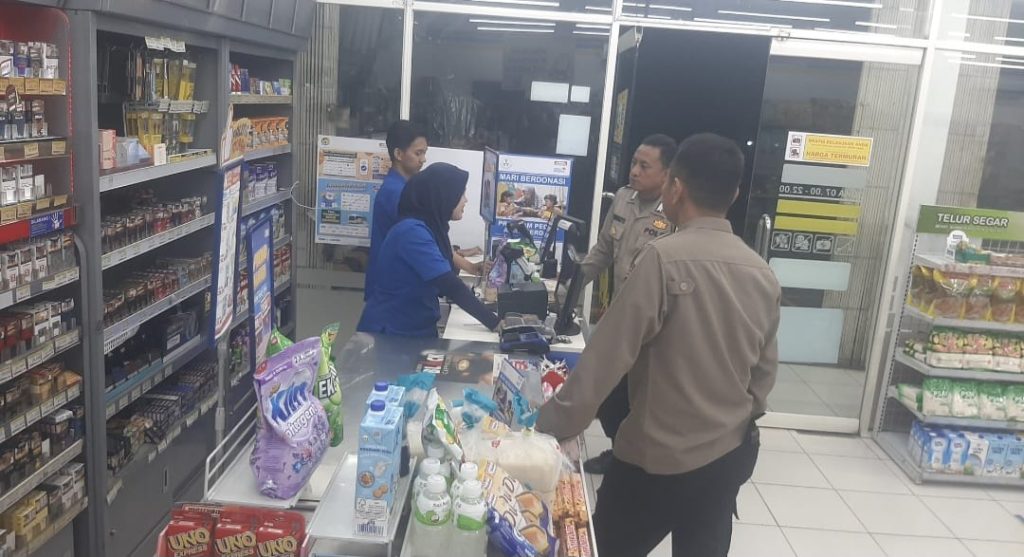 Anggota Polsek Sukalarang Laksanakan Patroli Dialogis Kerawanan Malam Sambangi Minimarket