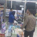 Anggota Polsek Sukalarang Laksanakan Patroli Dialogis Kerawanan Malam Sambangi Minimarket