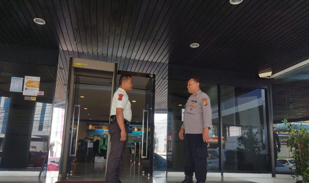 Polsek Cikole Laksanakan Patroli Dialogis Dengan Satpam