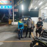 Cegah Maling Patroli Polsek Kebonpedes himbau pengunjung Mini Market Menggunakan Kunci Ganda