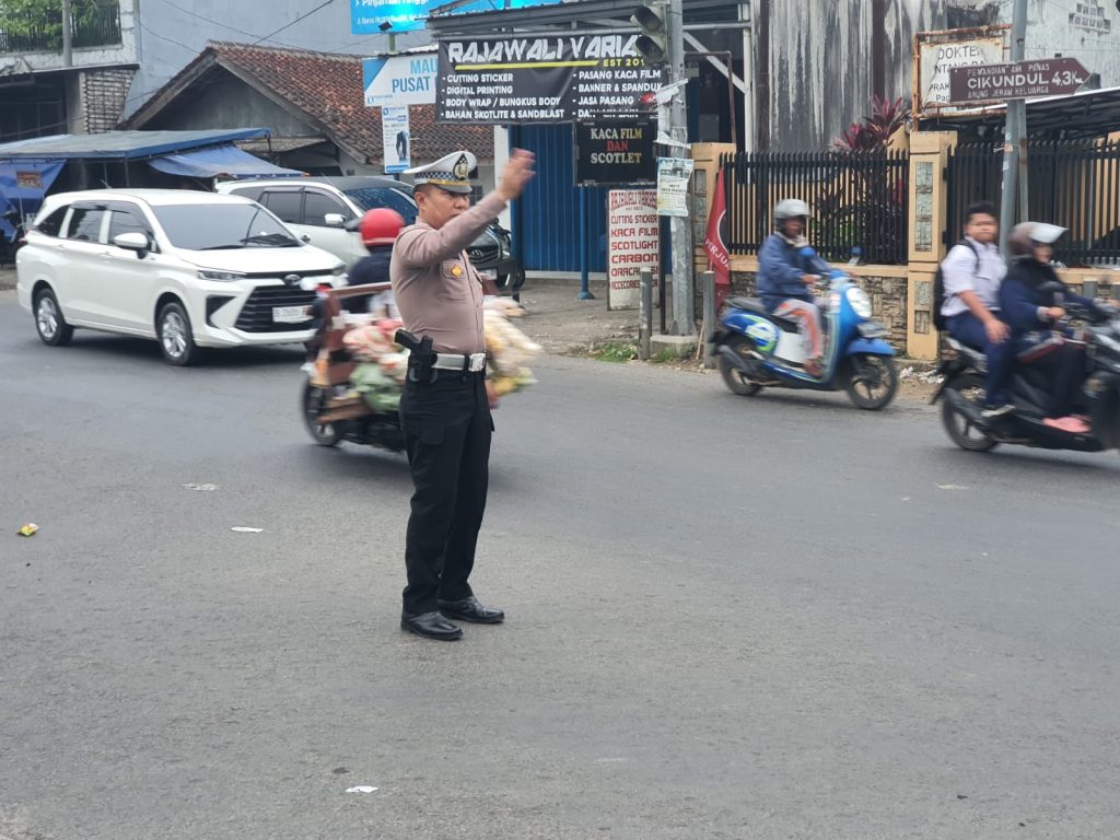 Gatur pagi. Berikan kelancaran Polsek baros sebar personil dititik rawan kemacetan