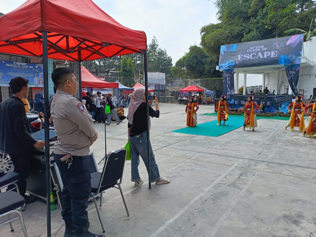 Bhabinkamtibmas Desa Pasirhalang Polsek Sukaraja Polres Sukabumi Kota melaksanakan pengamanan Kegiatan Pentas Seni dan Pameran UMKM