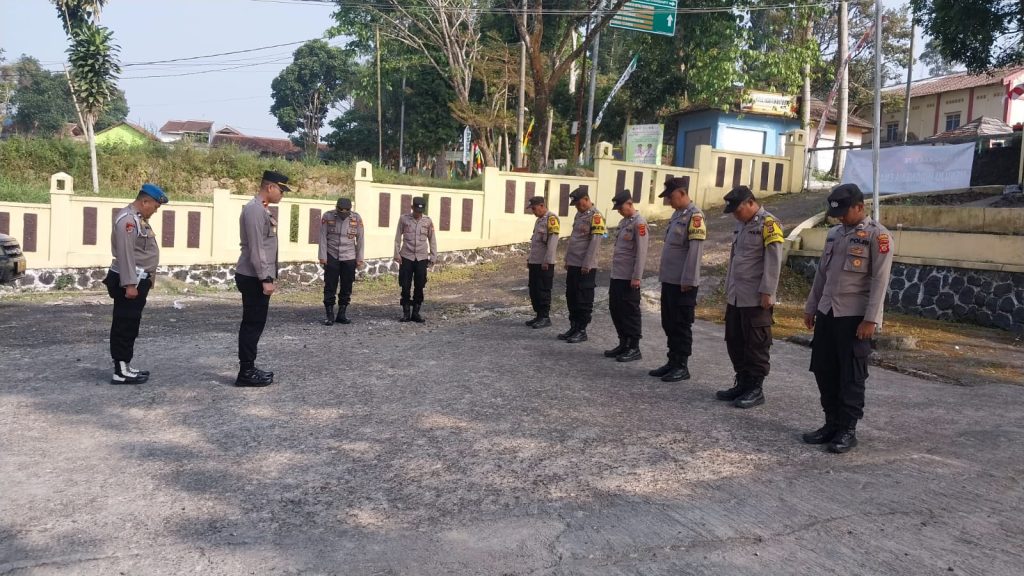 Apel Pagi dan pengecekan kelengkapan personil polsek kadudampit sebagai bentuk kedisiplinan dan kesiapsiagaan Polsek Kadudampit