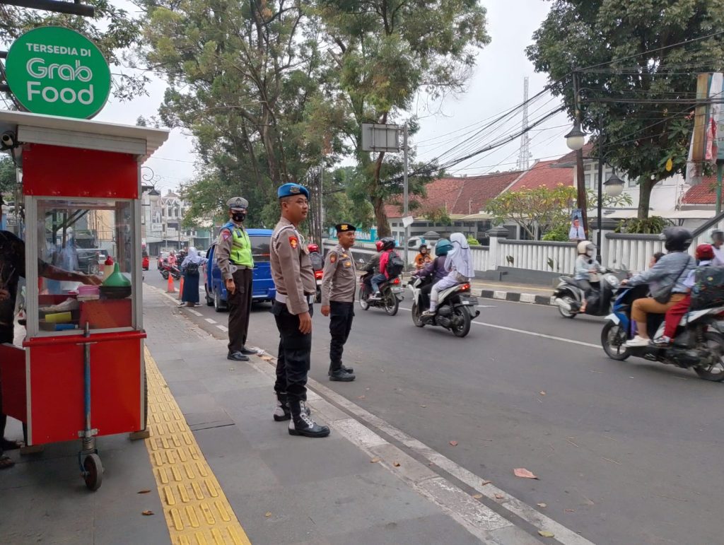 Berikan Pelayanan Pagi Hari, Polsek Cikole Laksanakan Giat Pengaturan