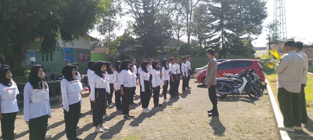 Bhabinkamtibmas Polsek Sukalarang Berikan Pembinaan Kepada Peserta Paskibra SMKN 1 Sukalarang