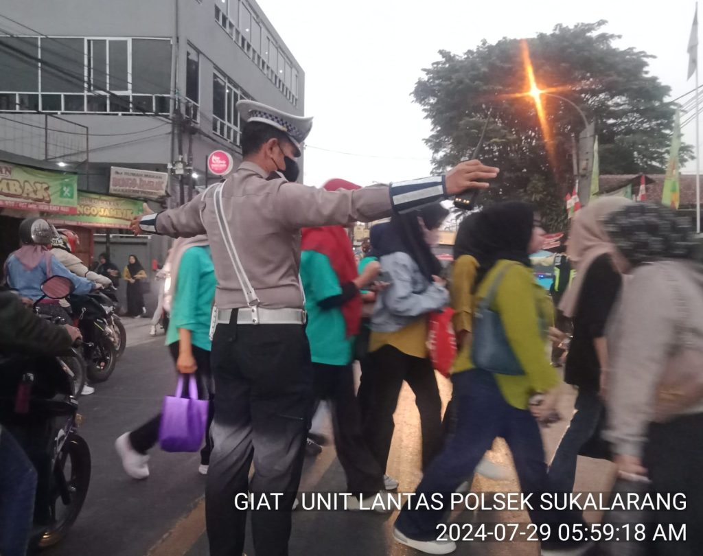 Antisipasi Kemacetan Pagi, Unit Lantas Polsek Sukalarang Laksanakan Gatur Lalin Saat Jam Masuk Karyawan