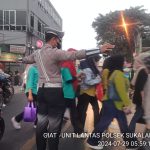 Antisipasi Kemacetan Pagi, Unit Lantas Polsek Sukalarang Laksanakan Gatur Lalin Saat Jam Masuk Karyawan