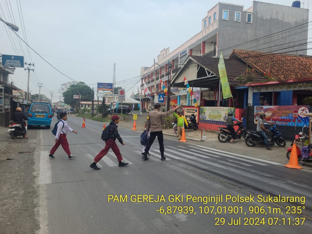 Pastikan Keselamatan Murid Sekolah, Personil Sektor Sukalarang Gatur Lalin Pagi