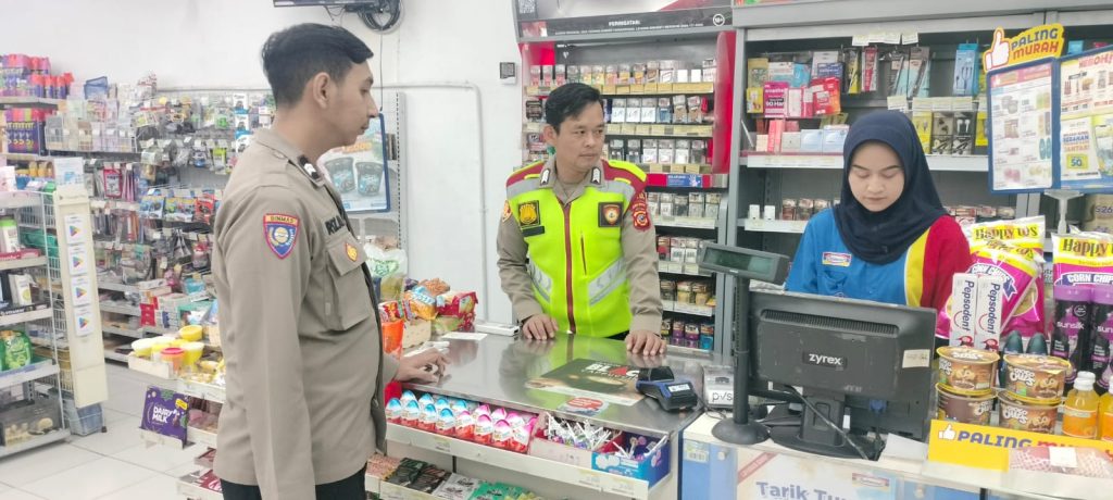 Anggota Polsek Sukalarang Laksanakan Patroli Dialogis Kerawanan Malam Sambangi Minimarket