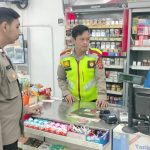 Anggota Polsek Sukalarang Laksanakan Patroli Dialogis Kerawanan Malam Sambangi Minimarket