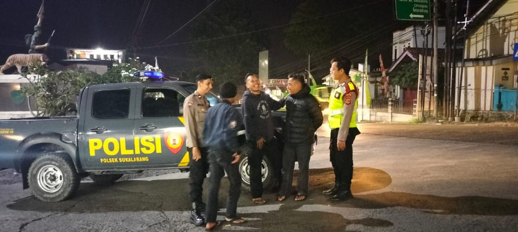 Patroli Strong Point Malam Dialogis Dengan Masyarakat Wujudkan Situasi Kamtibmas Yang Aman