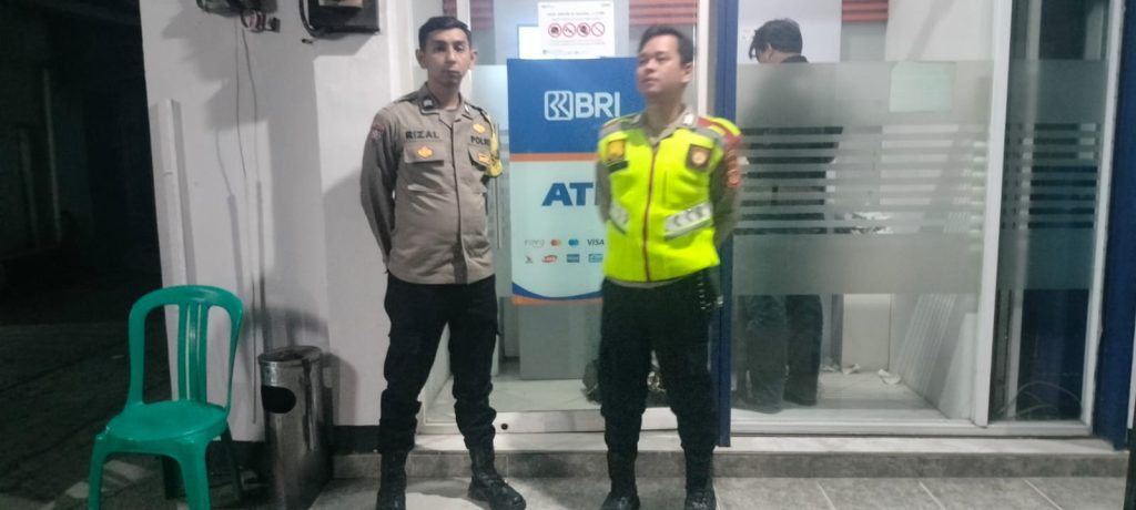 Personil Samapta Polsek Sukalarang Patroli Malam Hari Sambangi ATM BRI Cegah Kejahatan Perbankan