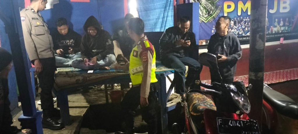 Ngobrol Bersama Masyarakat, Patroli Dialogis Malam Petugas Sampaikan Pesan Kamtibmas