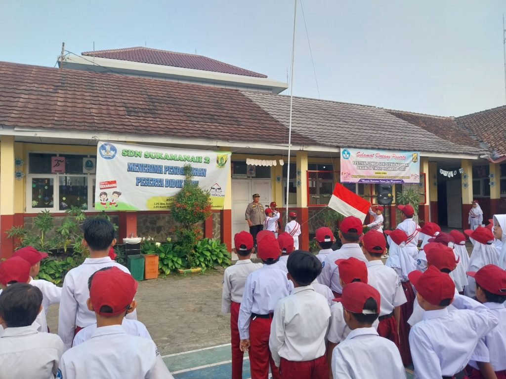 Panit Binmas Polsek Cisaat jadi Pembina Upacara Hari Senin di Sekolah Dasar