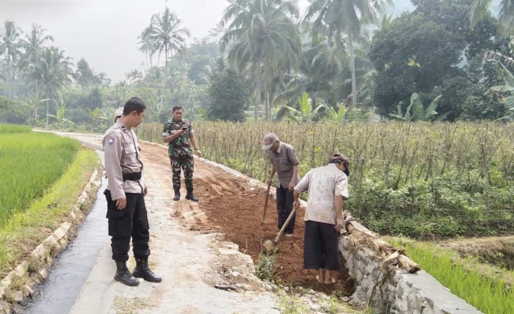 Bhabinkamtibmas Selawangi & Babinsa Selawangi monitoring pembangunan perbaikan Jalan