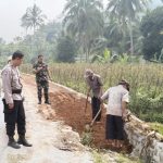 Bhabinkamtibmas Selawangi & Babinsa Selawangi monitoring pembangunan perbaikan Jalan