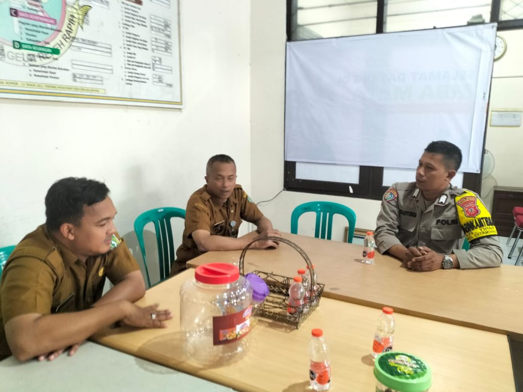 Bhabinkamtibmas Kelurahan Tipar Lakukan Sambangi Staf Kelurahan Tipar.