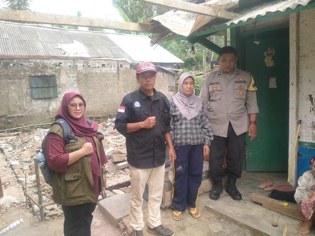 Desa Sukamekar Polsek Sukaraja Polres Sukabumi melaksanakan DDS (door to door system)