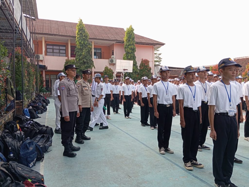 Bhabinkamtibmas Polsek Lembursitu Laksanakan Giat MPLS di SMKN 4