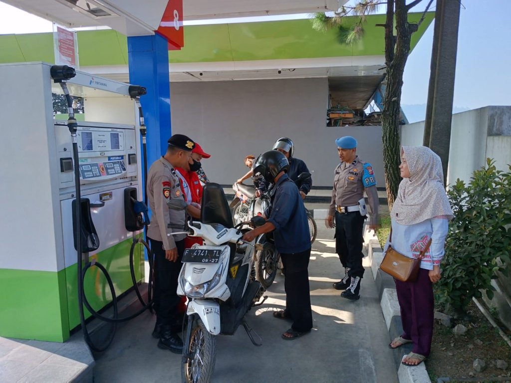 Unit Samapta Polsek Sukalarang Laksanakan Patroli Dialogis Untuk Menjamin Keamanan Masyarakat