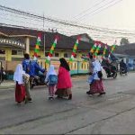 Wujud Kepedulian, Polisi Bantu Anak-Anak Sekolah Menyeberang Jalan