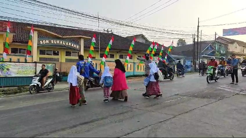 Wujud Kepedulian, Polisi Bantu Anak-Anak Sekolah Menyeberang Jalan