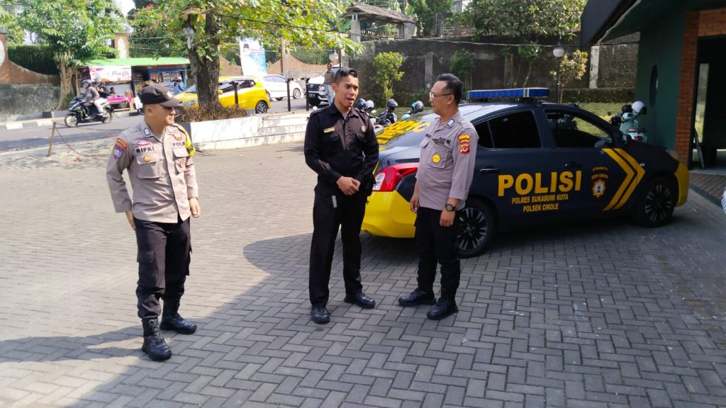 Pantau Situasi Kamtibmas, Bhabinkamtibmas Polsek Cikole Laksanakan Giat Sambang Dengan Satpam