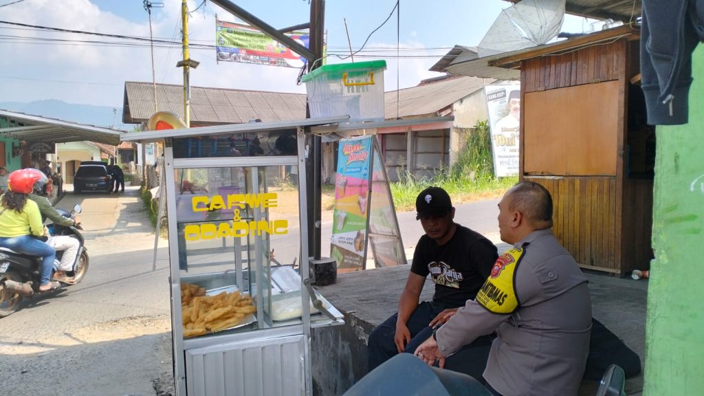 Sambangi Pedagang Bhabinkamtibmas Polsek Cireunghas Jalin Komunikasi Kamtibmas