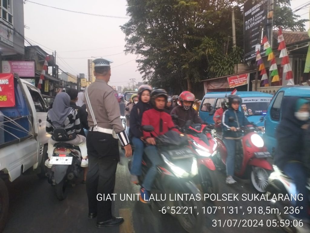 Antisipasi Kemacetan Pagi, Unit Lantas Polsek Sukalarang Laksanakan Gatur Lalin Saat Jam Masuk Karyawan