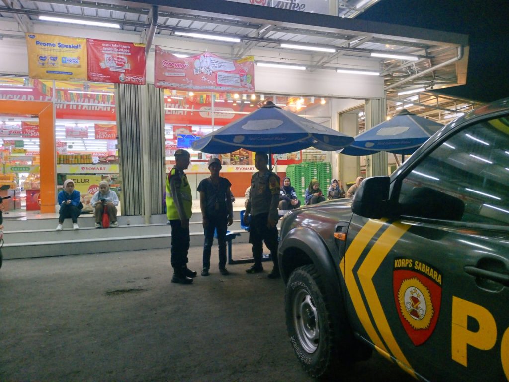 Polisi Patroli Malam Sambangi Minimarket Dan Dialogis Dengan Masyarakat