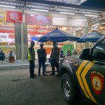 Polisi Patroli Malam Sambangi Minimarket Dan Dialogis Dengan Masyarakat