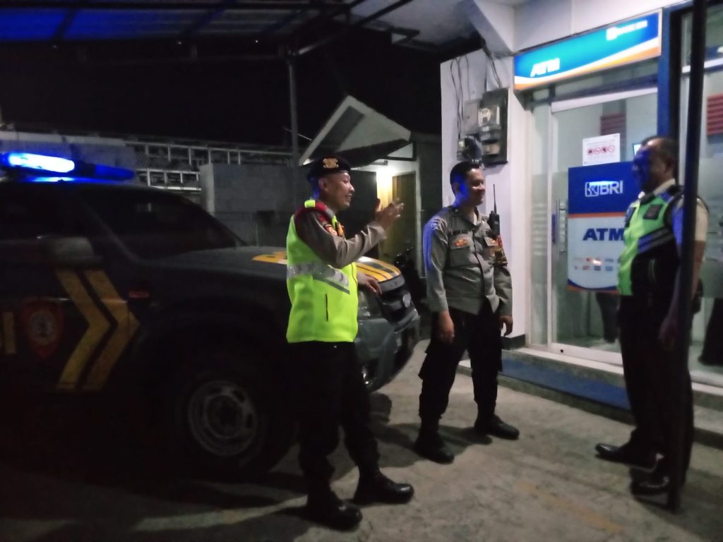 Personil Samapta Polsek Sukalarang Patroli Malam Hari Sambangi ATM BRI Cegah Kejahatan Perbankan