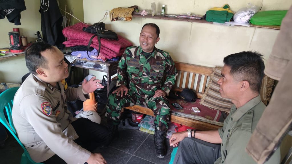 Bhabinkamtibmas polsek Sukaraja polres Sukabumi Kota  bersama Babinsa melakukan sambang dialogis.