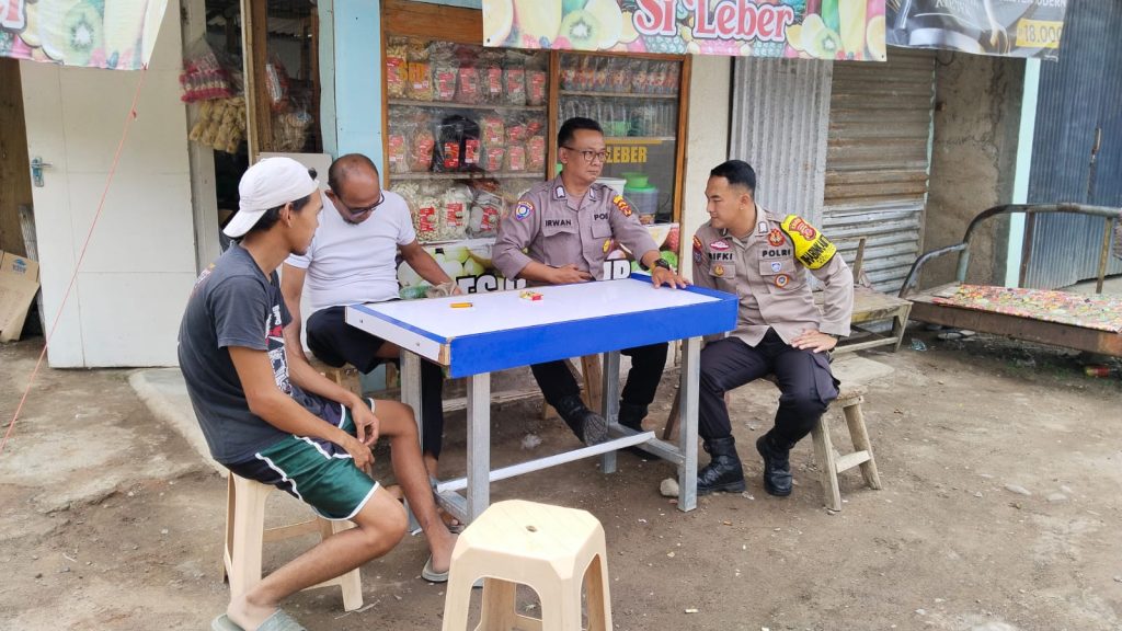 Bhabinkamtibmas Polsek Cikole Laksanakan Giat Sambang Warga