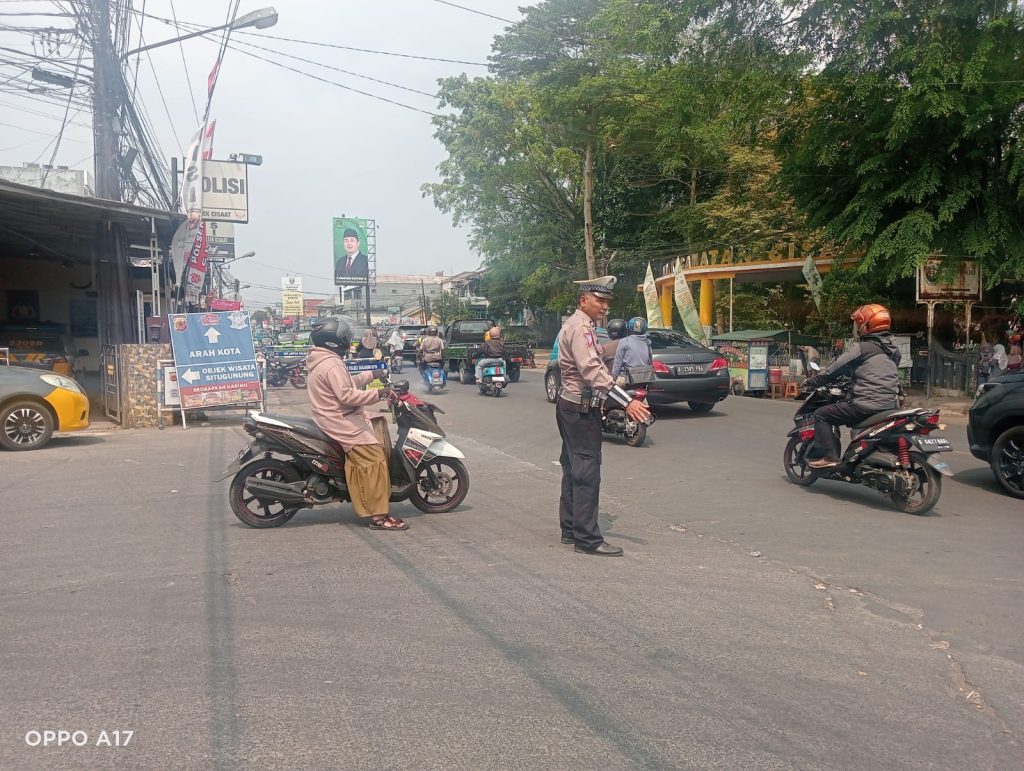 Pergelaran Gatur Siang Unit Lalulintas Polsek Cisaat Antisipasi Kemacetan