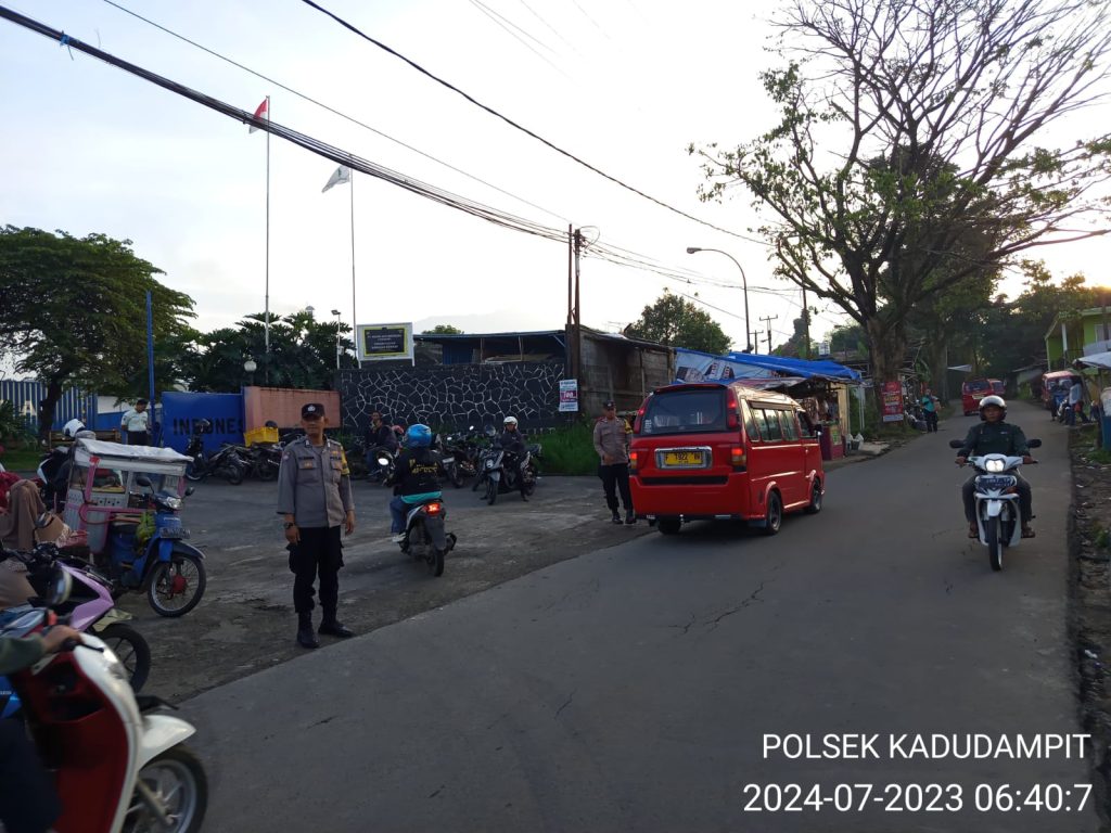 Giat Gatur Anggota Polsek Kadudampit Antisipasi Kemacetan dan rawan laka lantas.