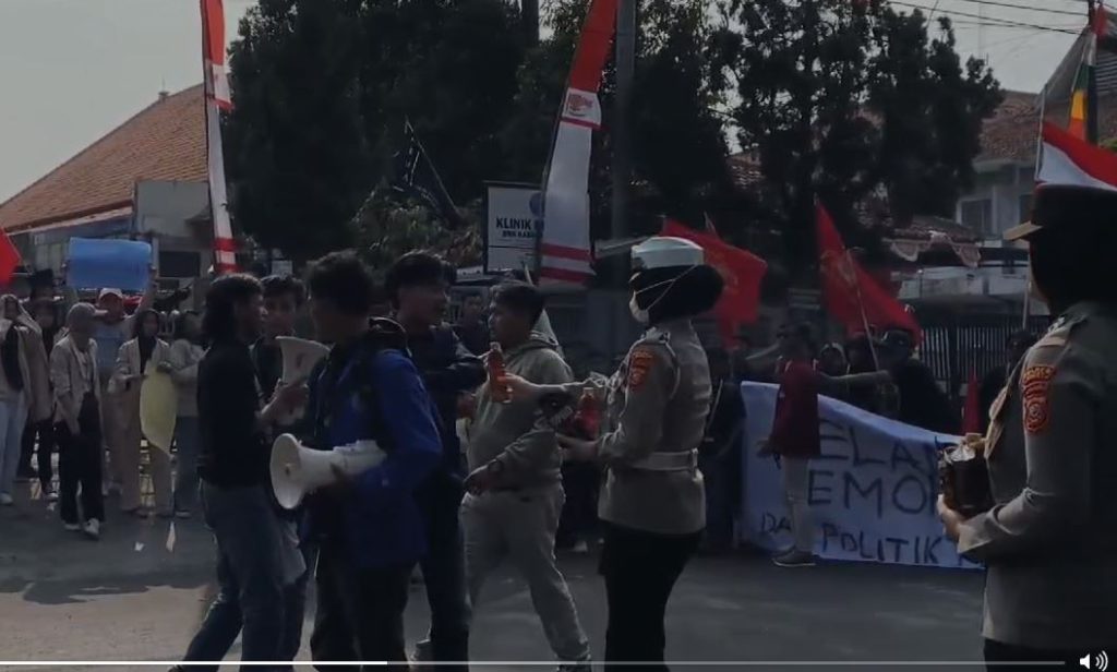 Polres Garut Kawal Aksi Demo Dengan Humanis