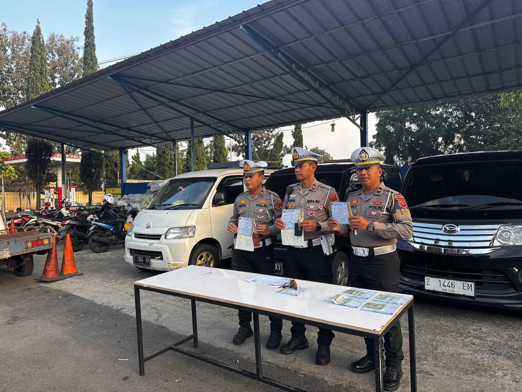 Satlantas Polres Garut Amankan 9 Kendaraan Travel Ilegal