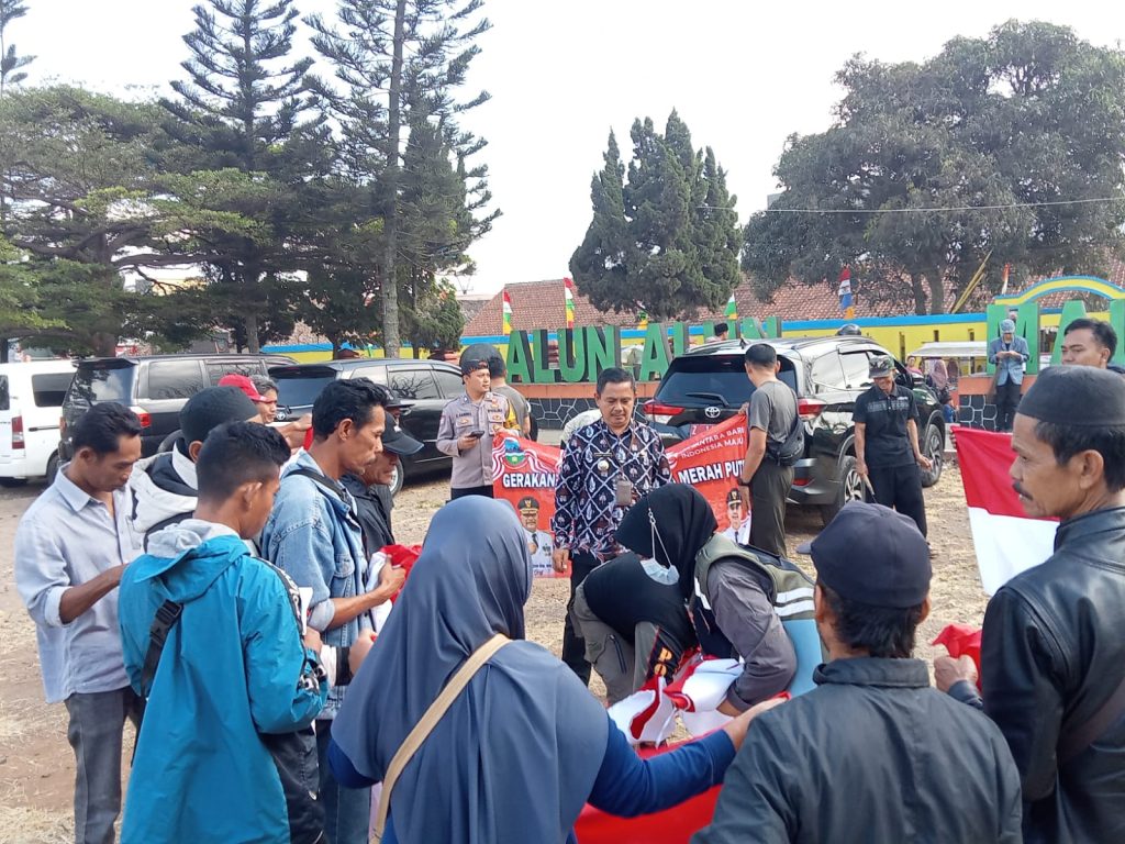 Anggota Polsek Malangbong Garut Bagi-bagi Bendera Merah Putih, Blusukan Hingga ke Pelosok Kampung