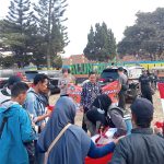 Anggota Polsek Malangbong Garut Bagi-bagi Bendera Merah Putih, Blusukan Hingga ke Pelosok Kampung